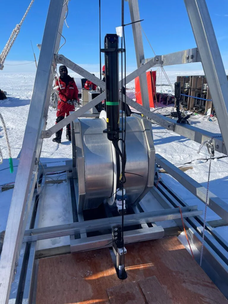 L'inquiétante vidéo d'un gouffre de 1.000 mètres creusé dans le glacier de l'Apocalypse 3 La plateforme de forage à eau chaude. Crédit : Pete Davis