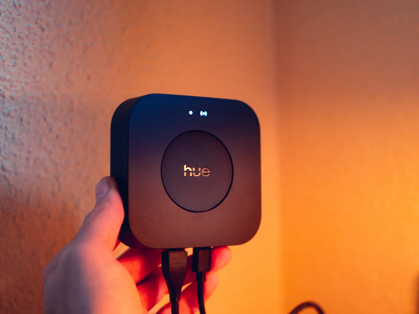 Ce petit appareil à moins de 100 euros simplifie le désordre des lumières connectées chez moi 3 Le bouton central du Philips Hue Bridge Pro