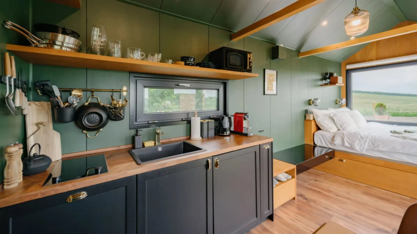 La maison préfabriquée la plus simple qui offre un incroyable espace intérieur 3 Tiny Amsterdam - Cuisine et lit