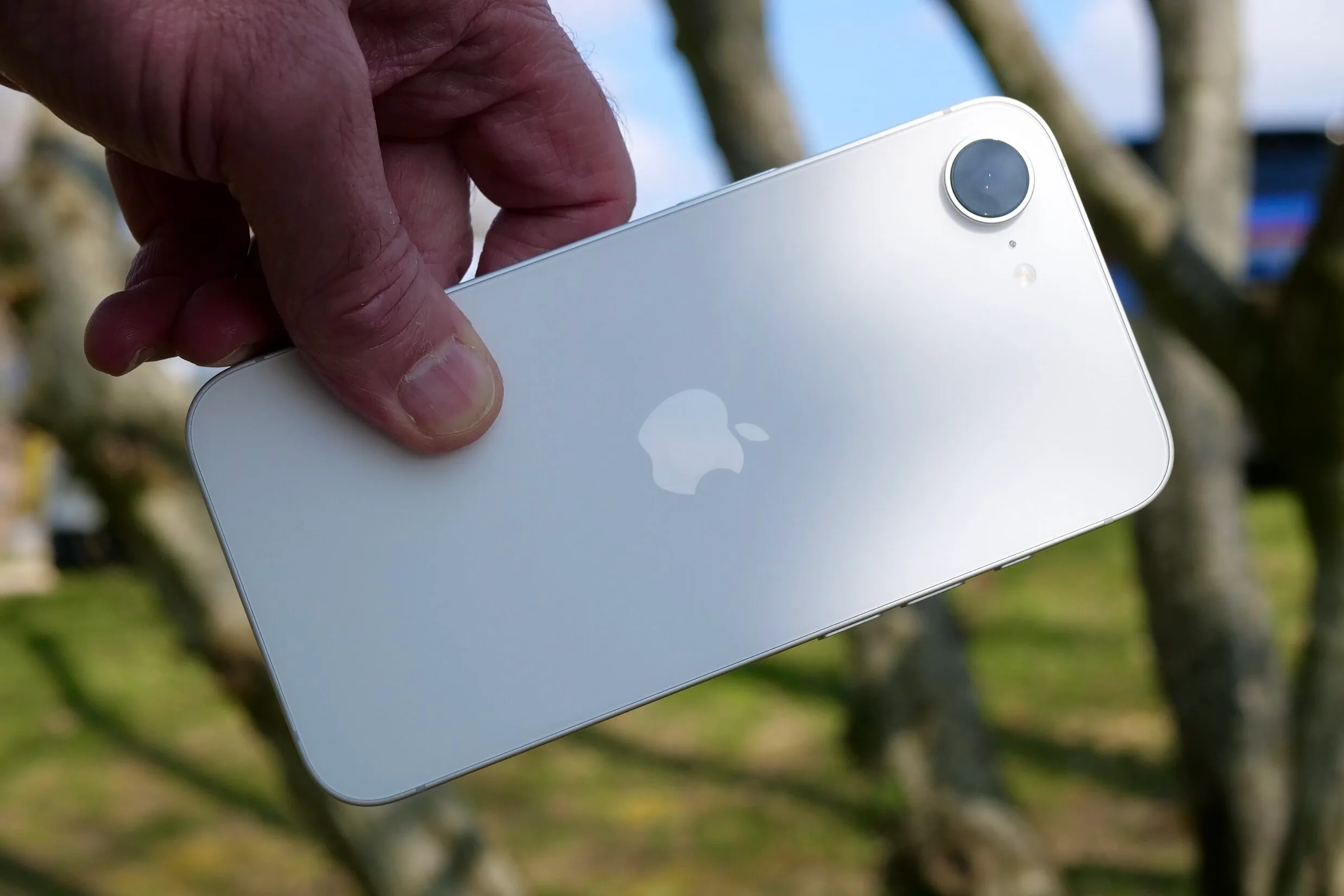 Une personne tenant l'Apple iPhone 16e.