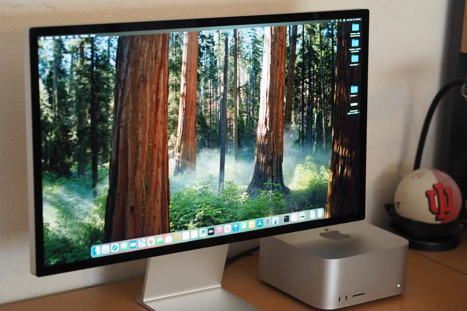 Apple semble préparer le lancement de deux nouveaux modèles de Studio Display 2 Vue de face du Apple Studio Display montrant le panneau et le support.