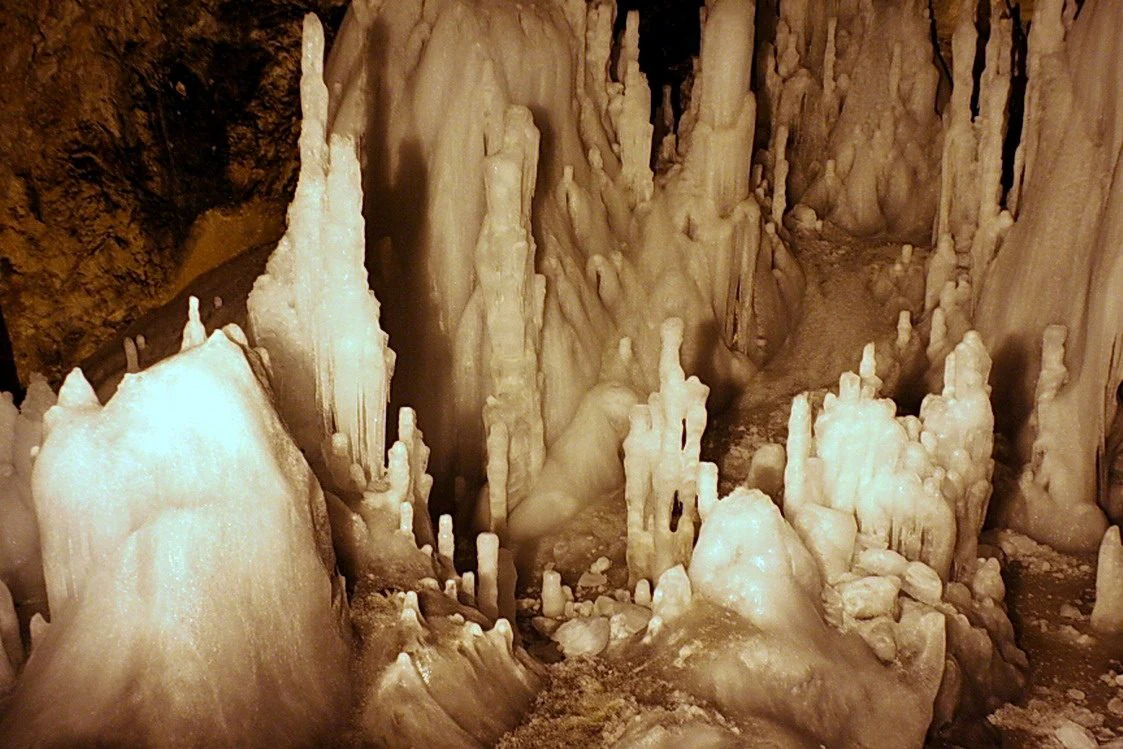 La glace dans la grotte. Crédit : Beradrian / Wikipedia