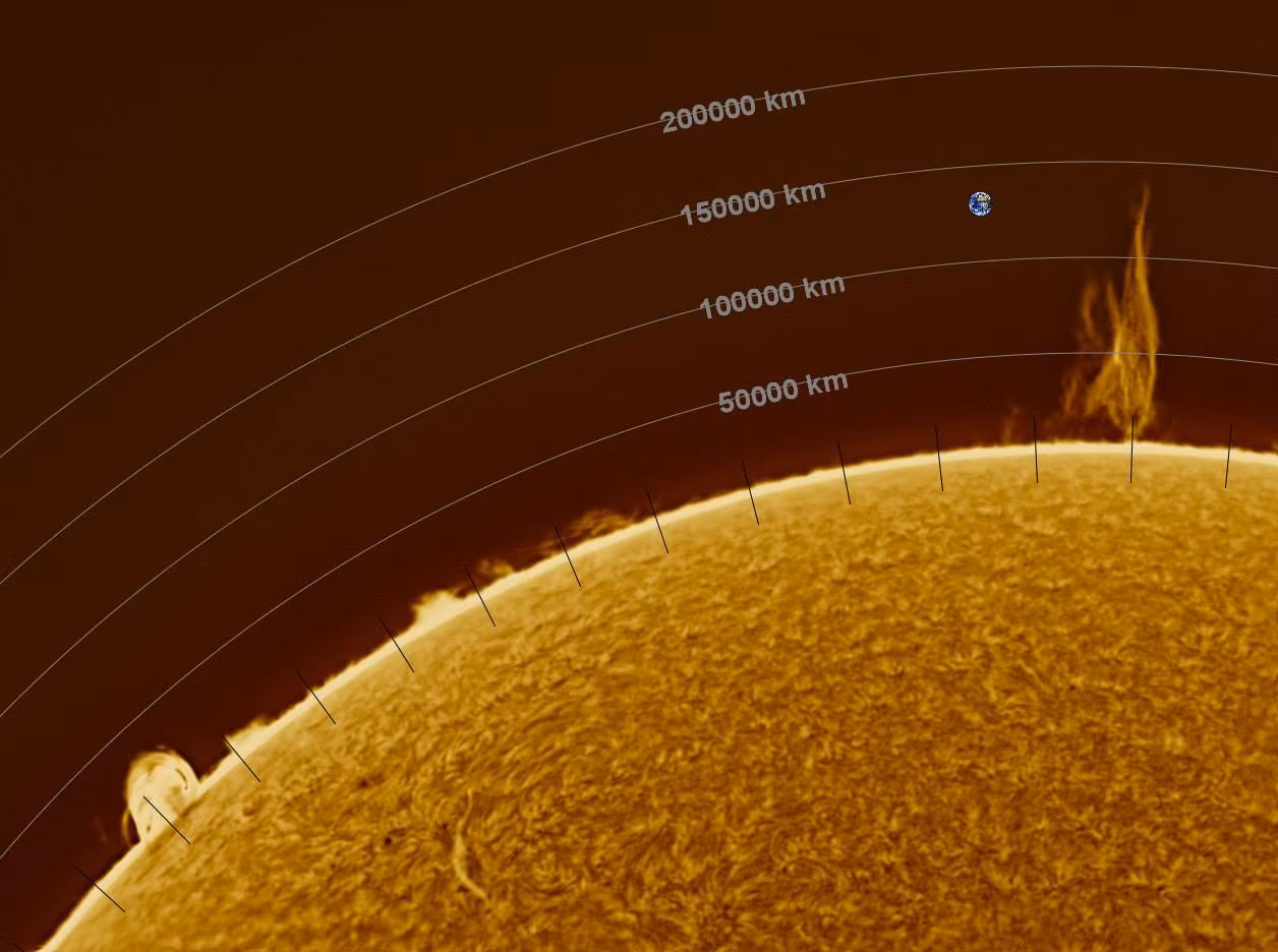 La puissance du soleil à travers les magnifiques clichés : "Une émotion sans fin" 8 Une grande protubérance émerge du Soleil. Composition avec des données dimensionnelles et l’intégration de la Terre. Crédit : Fabio Giordano