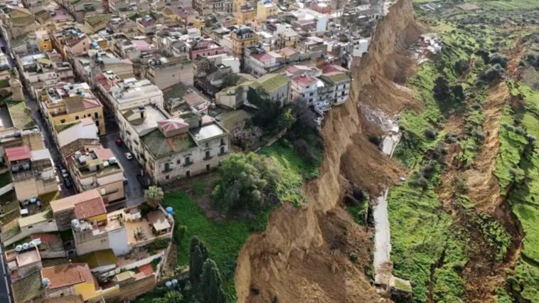 Affaire Niscemi : comment vérifier si votre maison est construite sur un terrain instable - le guide pour utiliser la plateforme 1 La frana de Niscemi