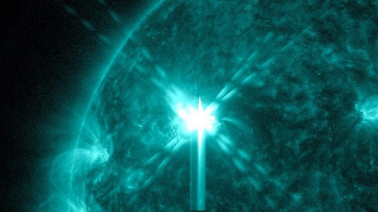 Alerte à une tempête solaire le 5 février : un expert révèle pourquoi elle pourrait être plus intense que prévu 1 Le puissant éclat de classe X 8.1 du 2 février 2026. La tempête solaire prévue est associée à la CME projetée par l'explosion. Crédit : NASA/SDO/AIA
