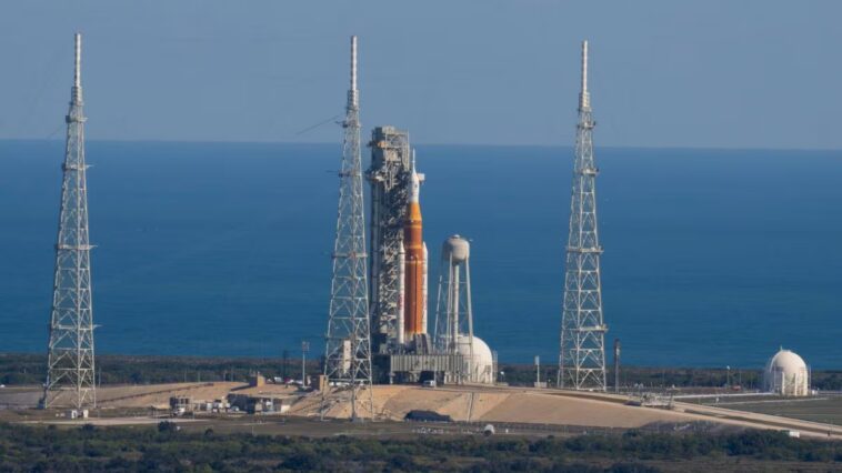 Artemis 2, test crucial de ravitaillement du fusée en route vers la Lune : comment suivre le direct 1 Le missile SLS sur la plateforme de lancement en attente de la répétition de la manœuvre de remplissage, le test de ravitaillement complet. Crédit : NASA