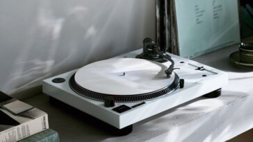Audio-Technica présente le nouveau look épuré du célèbre AT-LP120XBT-USB 9 Audio-Technica habille en blanc l'un de ses tourne-disques les plus populaires: découvrez le nouveau look de l'AT-LP120XBT-USB