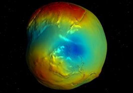 Reliefs et dépressions du géoïde en fausses couleurs. Montre en bleu le Bas Génoïde Antarctique (Antarctic Geoid Low, AGL), la région de l'Antarctique où s'étend le 'trou gravitationnel'. / Crédit: ICGEM