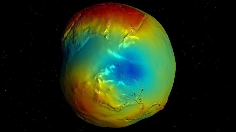 En Antarctique, un "vide gravitationnel" se développe discrètement : nous avons enfin compris pourquoi 1 Reliefs et dépressions du géoïde en fausses couleurs. Montre en bleu le Bas Génoïde Antarctique (Antarctic Geoid Low, AGL), la région de l'Antarctique où s'étend le 'trou gravitationnel'. / Crédit: ICGEM