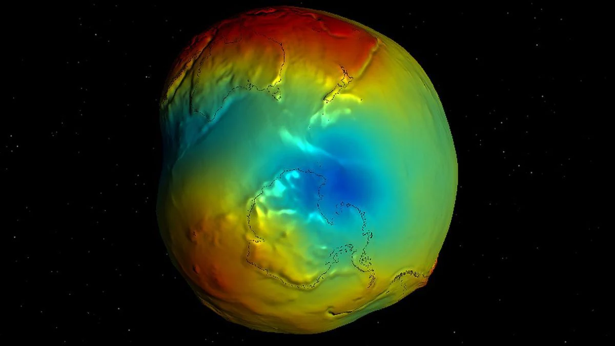 En Antarctique, un "vide gravitationnel" se développe discrètement : nous avons enfin compris pourquoi 2 Reliefs et dépressions du géoïde en fausses couleurs. Montre en bleu le Bas Génoïde Antarctique (Antarctic Geoid Low, AGL), la région de l'Antarctique où s'étend le 'trou gravitationnel'. / Crédit: ICGEM