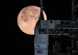 La NASA reporte le lancement d'Artemis II vers la Lune : des soucis lors des tests, prochaine date possible en mars 62 Le lanceur Artemis II de la NASA sur la rampe du Kennedy Space Center, en Floride : les difficultés rencontrées lors du test pré-lancement ont conduit au report du décollage de la mission avec équipage vers la Lune / Crédit : NASA