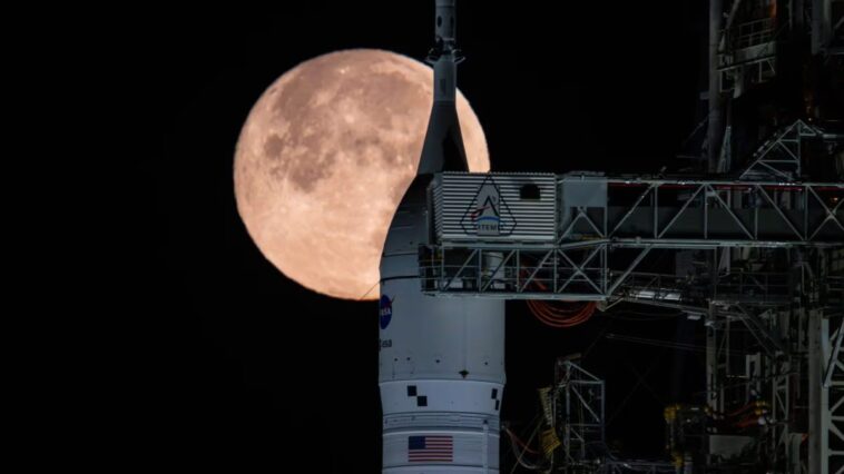 La NASA reporte le lancement d'Artemis II vers la Lune : des soucis lors des tests, prochaine date possible en mars 1 Le lanceur Artemis II de la NASA sur la rampe du Kennedy Space Center, en Floride : les difficultés rencontrées lors du test pré-lancement ont conduit au report du décollage de la mission avec équipage vers la Lune / Crédit : NASA