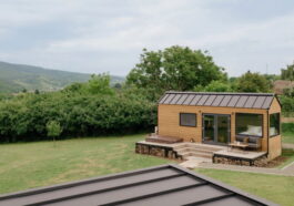 La petite maison préfabriquée la plus modeste est aussi incroyablement spacieuse à l'intérieur