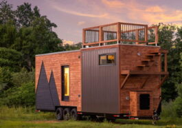 La petite maison préfabriquée avec terrasse sur le toit