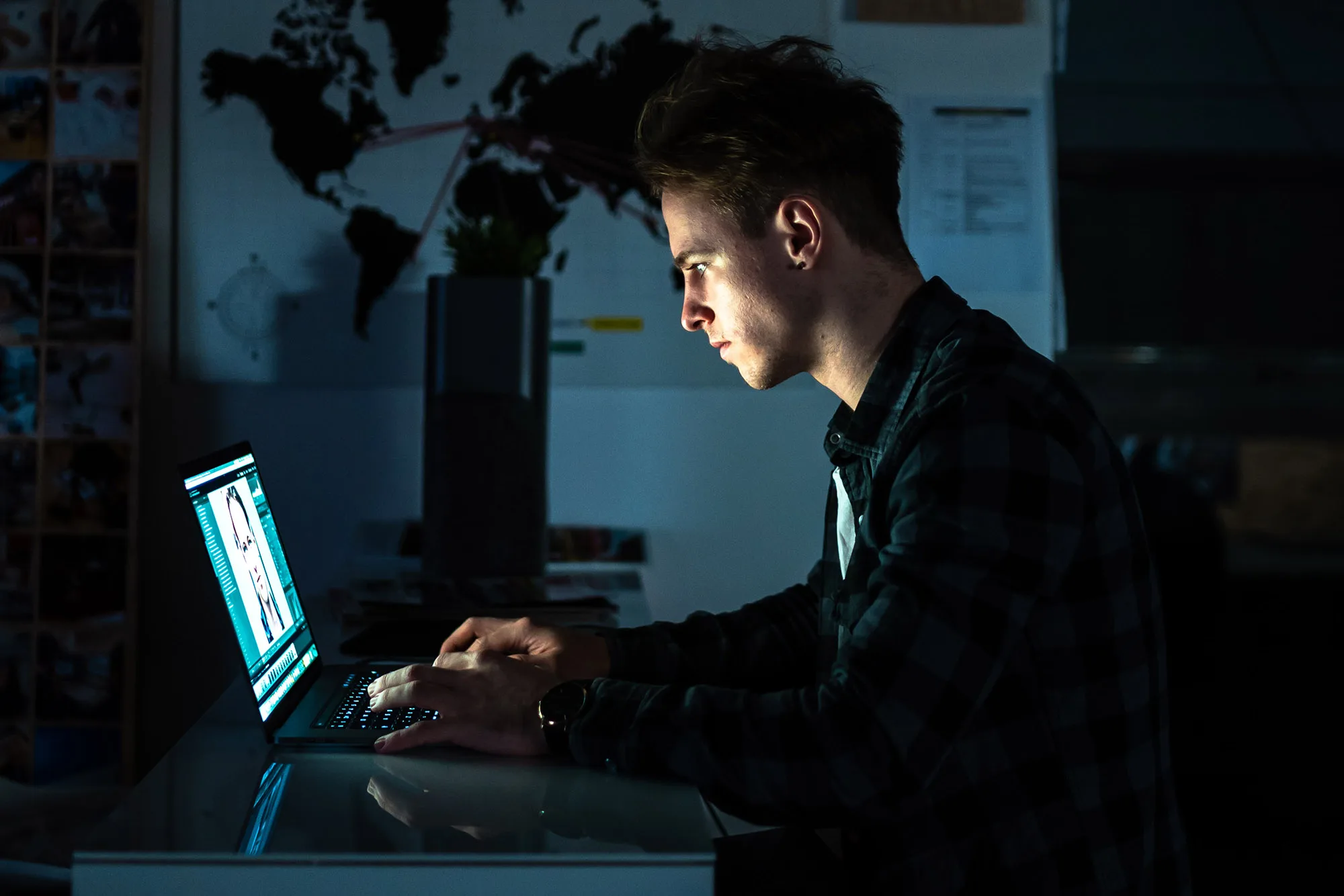 Les futurs MacBook pourraient dissimuler votre écran aux autres 2 Homme utilisant un Macbook Pro à un bureau.