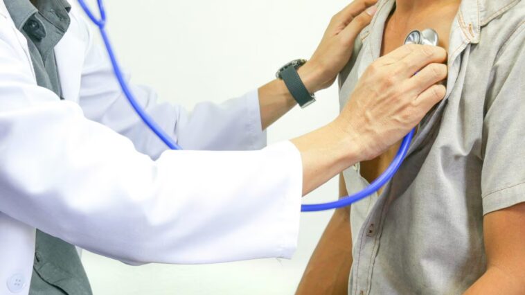Pourquoi les hommes voient leur risque cardiaque augmenter dès 35 ans : explications sur l'écart avec les femmes 1 Selon une nouvelle étude, chez les hommes, le risque de maladies cardiovasculaires augmente plus tôt que chez les femmes, dès l'âge de 35 ans / Photo: iStock