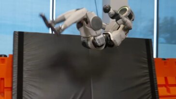 Regardez les gaffes du robot Atlas avant qu'il ne maîtrise enfin un mouvement difficile 3 Regardez Les Gaffes Du Robot Atlas Avant Quil Ne Maitrise.jpg