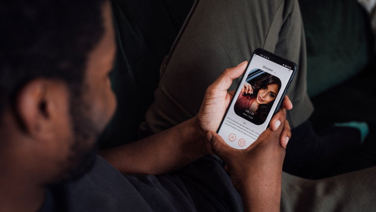 Saint Valentin approche : les applis de rencontres affectent-elles notre santé mentale ? 2 Se acercan las fiestas y la ciencia cuestiona el efecto de las apps de citas en la salud mental