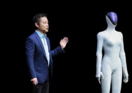 Un robot humanoïde devient incontrôlable lors d'une démonstration et finit par s'écraser au sol