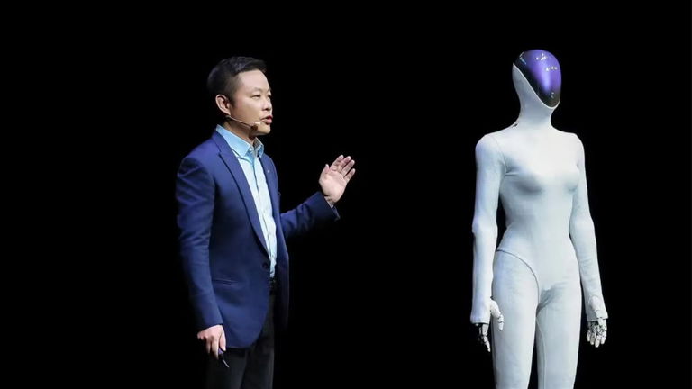 Un robot humanoïde perd le contrôle durant une démonstration et s'écrase au sol 2 Un robot humanoïde devient incontrôlable lors d'une démonstration et finit par s'écraser au sol