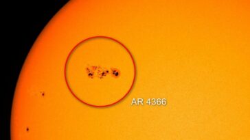 Une immense tache solaire explose des dizaines de fois en 24 heures et vise désormais la Terre : c'est l'équivalent de la moitié de Carrington 10 La macchia solare AR 4366. Crédit : NASA/SDO/Élaboration Fanpage.it