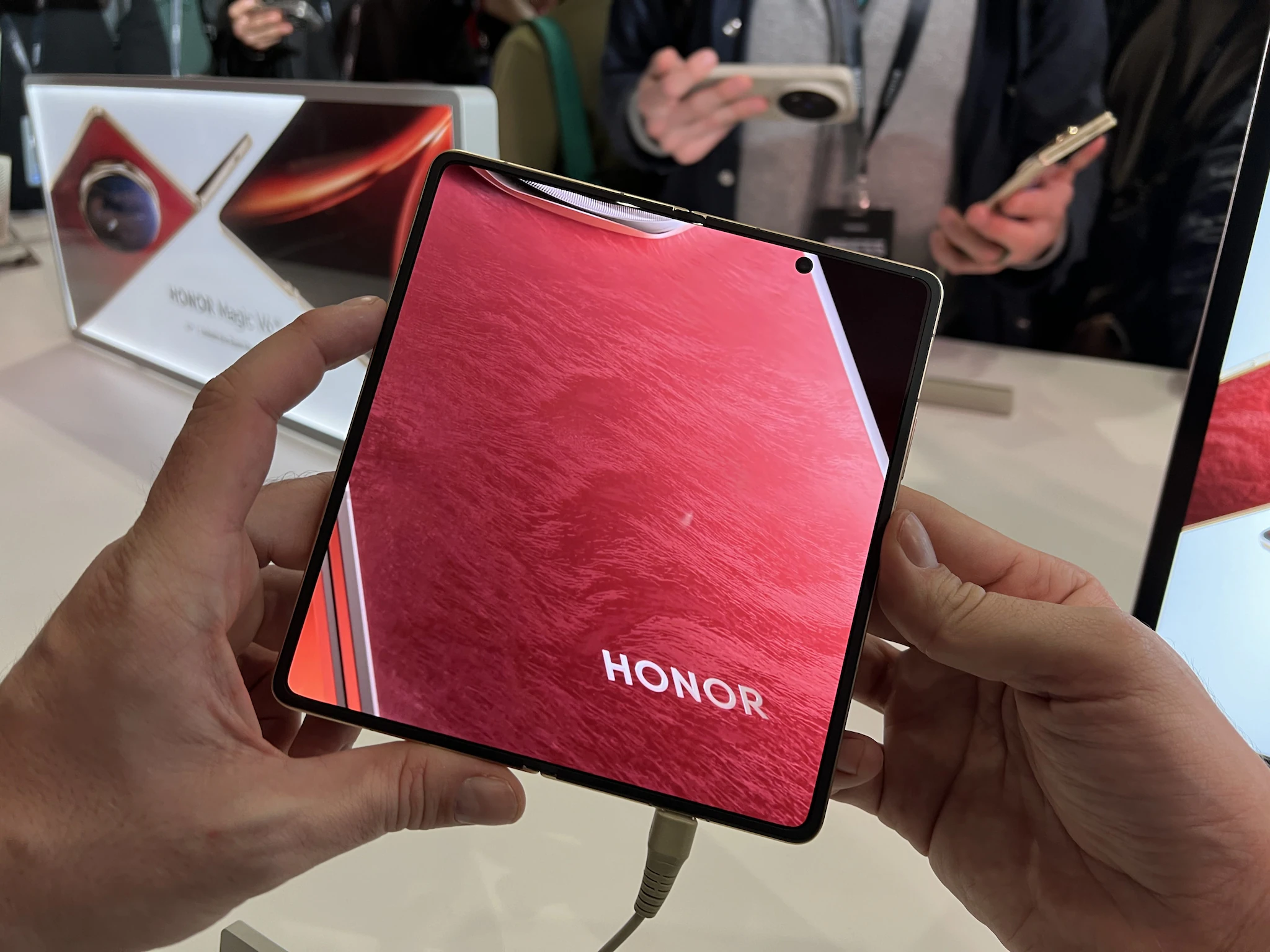 Le premier smartphone avec un bras robotique : découvrez le fonctionnement du Robot Phone d'Honor 4 FANPAGE.IT | Honor Magic V6