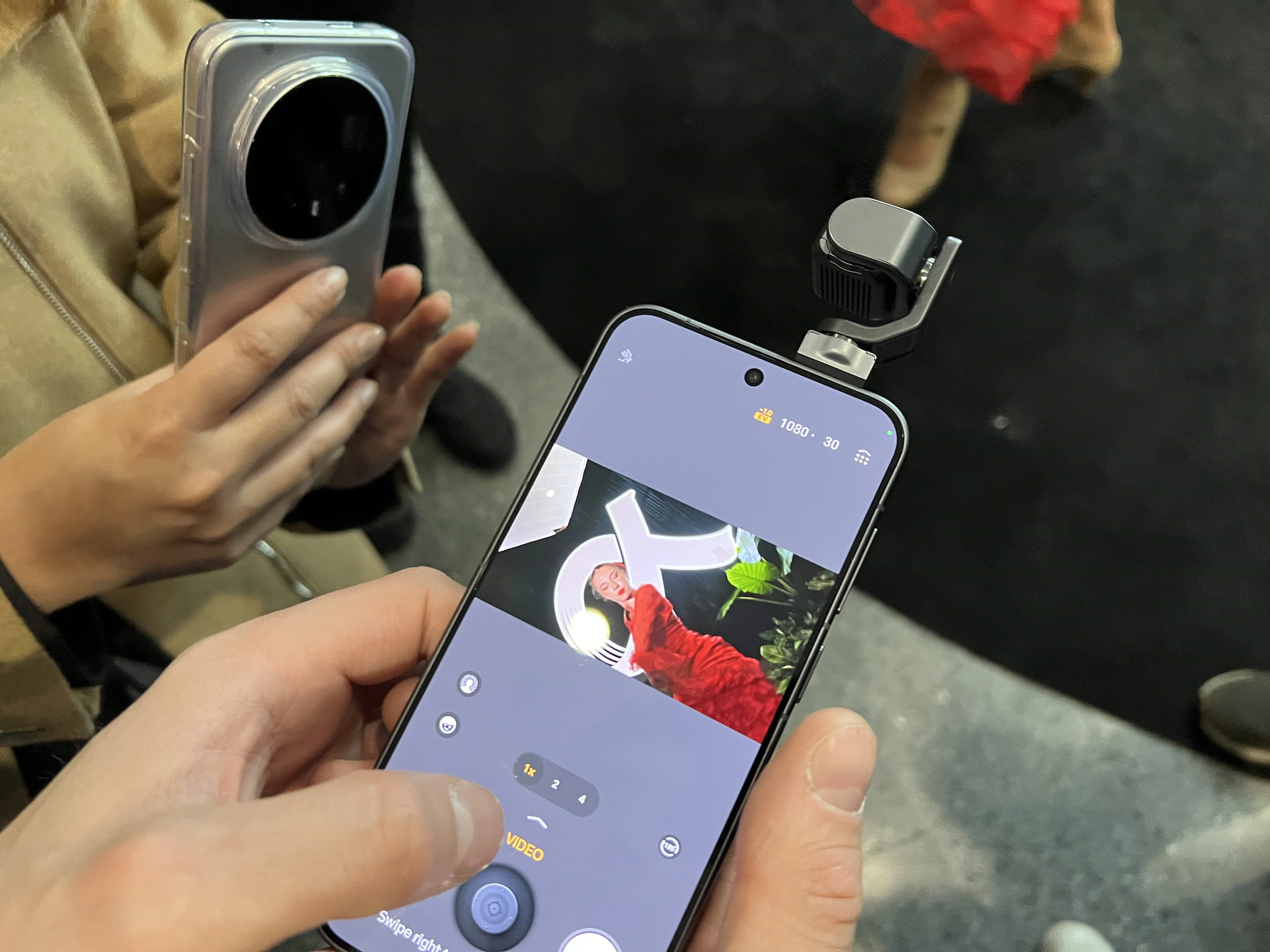 Le premier smartphone avec un bras robotique : découvrez le fonctionnement du Robot Phone d'Honor 3 FANPAGE.IT | Le Robot Phone en action