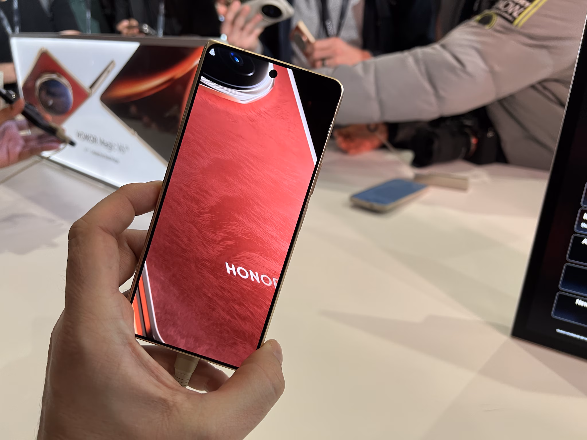 Le premier smartphone avec un bras robotique : découvrez le fonctionnement du Robot Phone d'Honor 5 FANPAGE.IT | Honor Magic V6