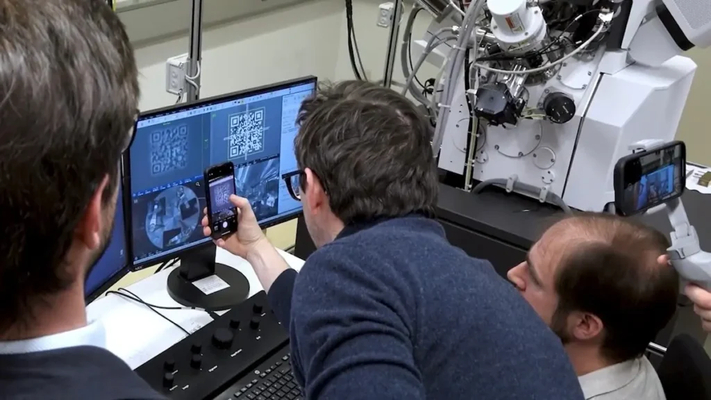 Le plus petit code QR du monde est si minuscule qu'il reste invisible même sous les microscopes 3 Le minuscule code QR numérisé par un smartphone via un microscope électronique. (TU Wien)