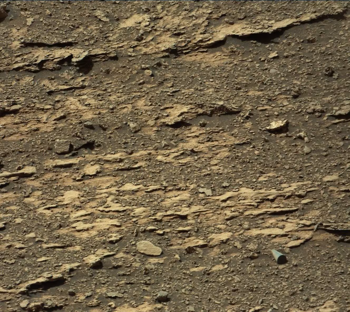 L'hypothèse d'Avi Loeb sur le mystérieux cylindre métallique découvert sur Mars par Curiosity : "Aucune déclaration de la NASA" 3 L'image originale prise avec l'instrument Mastcam. Crédit : Mars analyst notebook, NASA
