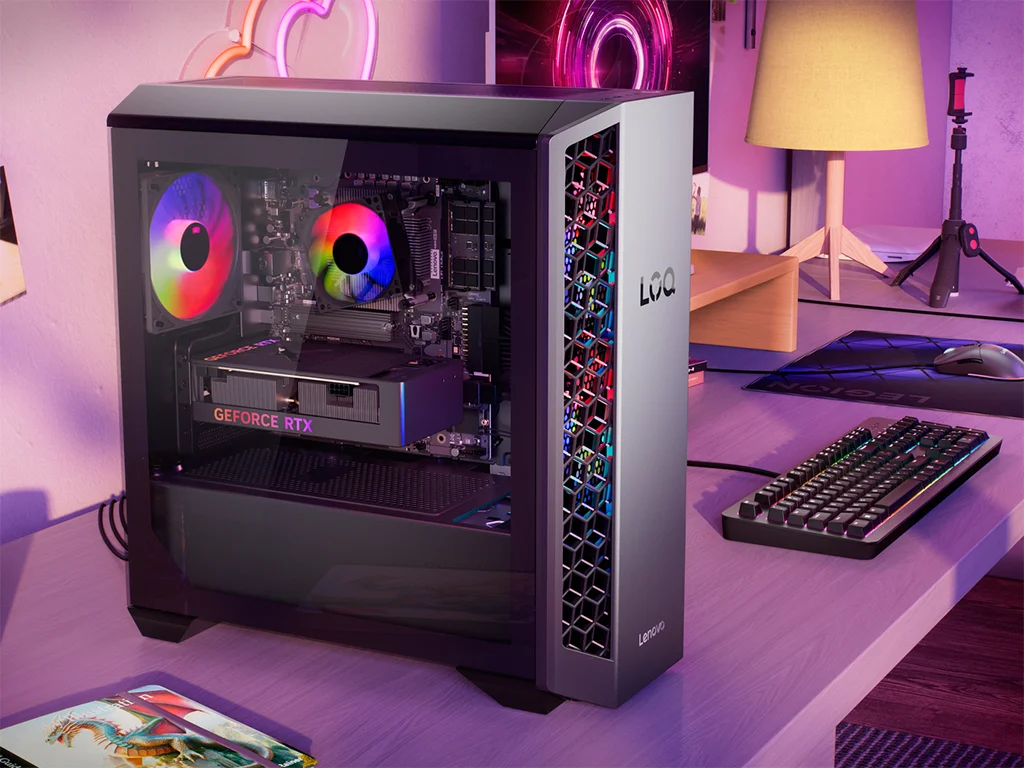 6 PC gaming déjà montés à adopter en 2026 : fin du montage, place au jeu 3 Le Lenovo LOQ Tower 26ADR10 lors de sa présentation