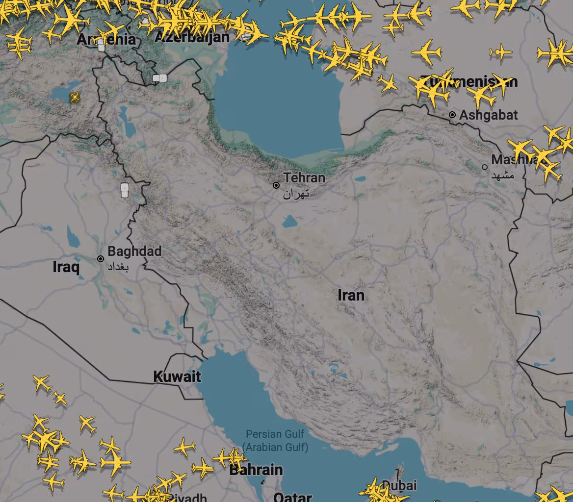 Les dangers des vols au Moyen-Orient ne se limitent pas aux missiles, le pilote : « Trop hauts pour être touchés » 3 La situation actuelle du trafic aérien captée par le site Flightradar24.