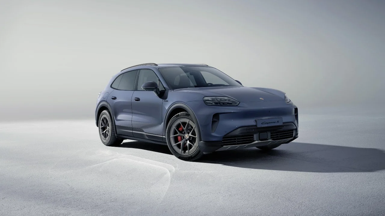 Le nouveau Porsche Cayenne S se recharge plus vite que certains smartphones et offre 650 km d'autonomie 4 L'avant du Cayenne S Electric est doté d'un nouveau pare-chocs et d'inserts spécifiques