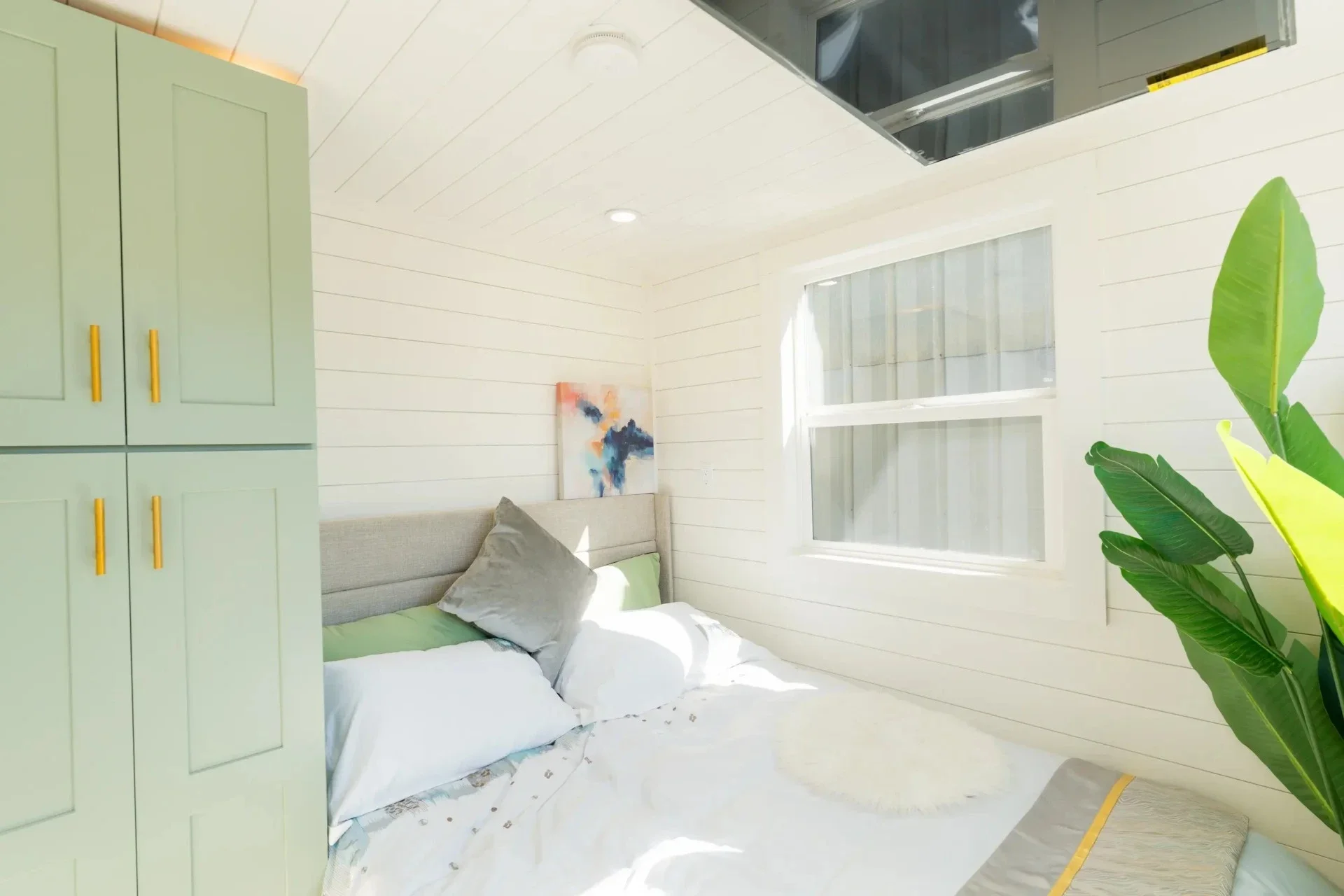Trois chambres en 25 mètres carrés : la maison préfabriquée qui défie toutes les normes 4 Chambre principale de la maison Avalon 32 au rez-de-chaussée - Dragon Tiny Homes