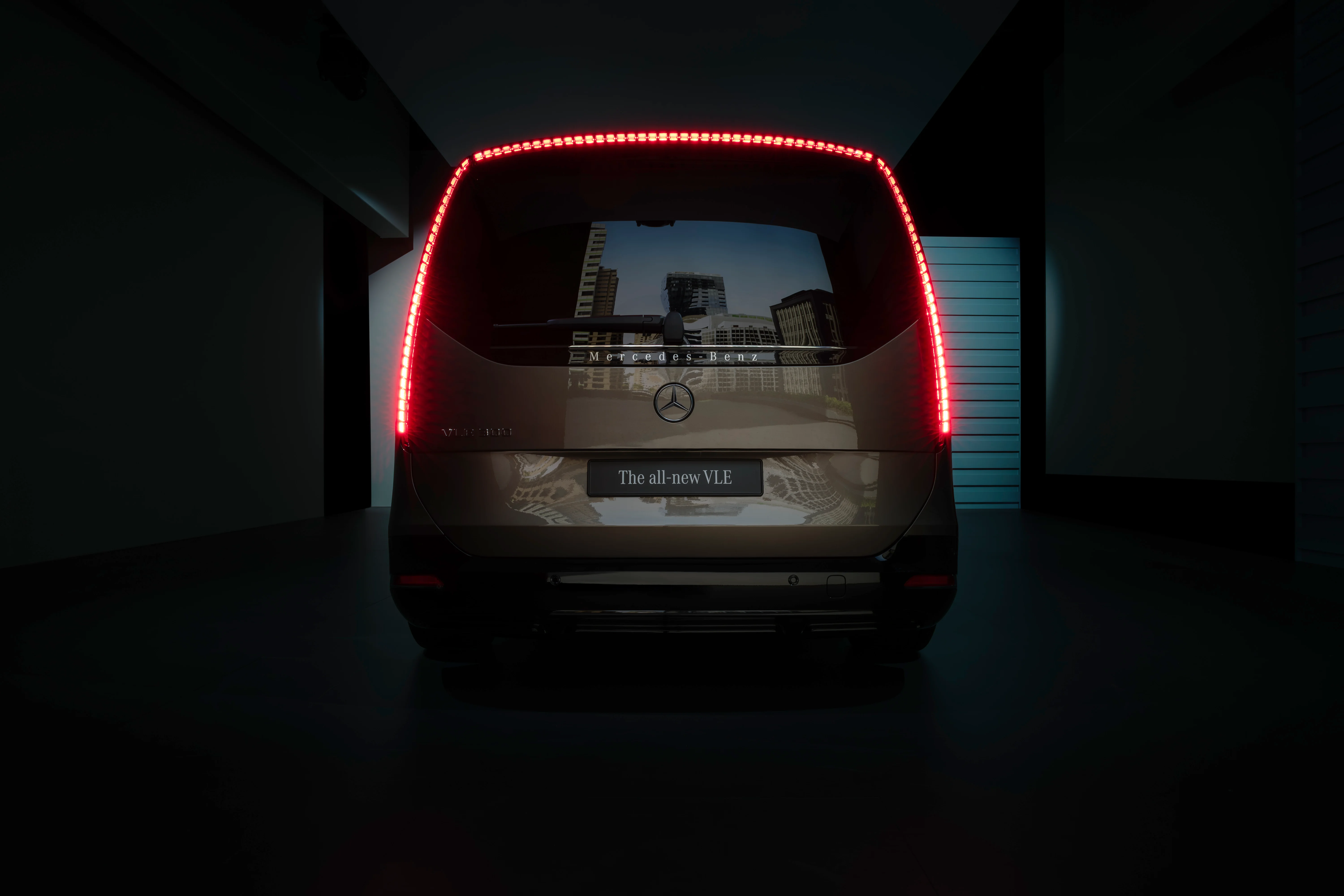 Nouveau Mercedes-Benz VLE : la fourgonnette électrique qui surpasse tous les SUV de luxe 5 Parte trasera del Mercedes Benz VLE