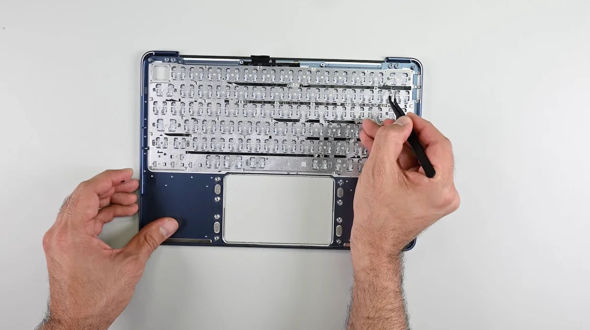Le MacBook le plus facile à réparer en 14 ans : l'avis des experts iFixit sur le nouvel ordinateur portable d'Apple 3 Démonter complètement le MacBook Neo est possible sans trop de difficulté