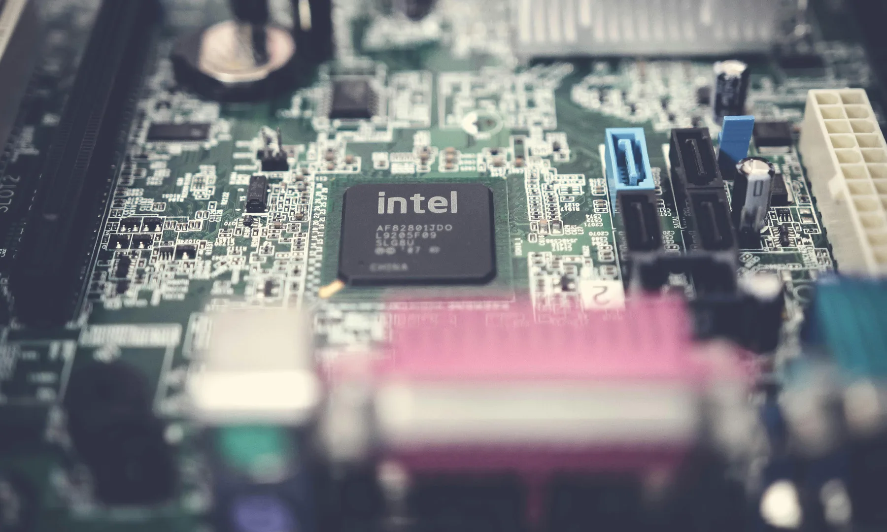 Un nouveau facteur mondial pourrait entraîner une hausse significative des prix des PC et des mobiles 3 Intel Chipset semiconductor motherboard shot old