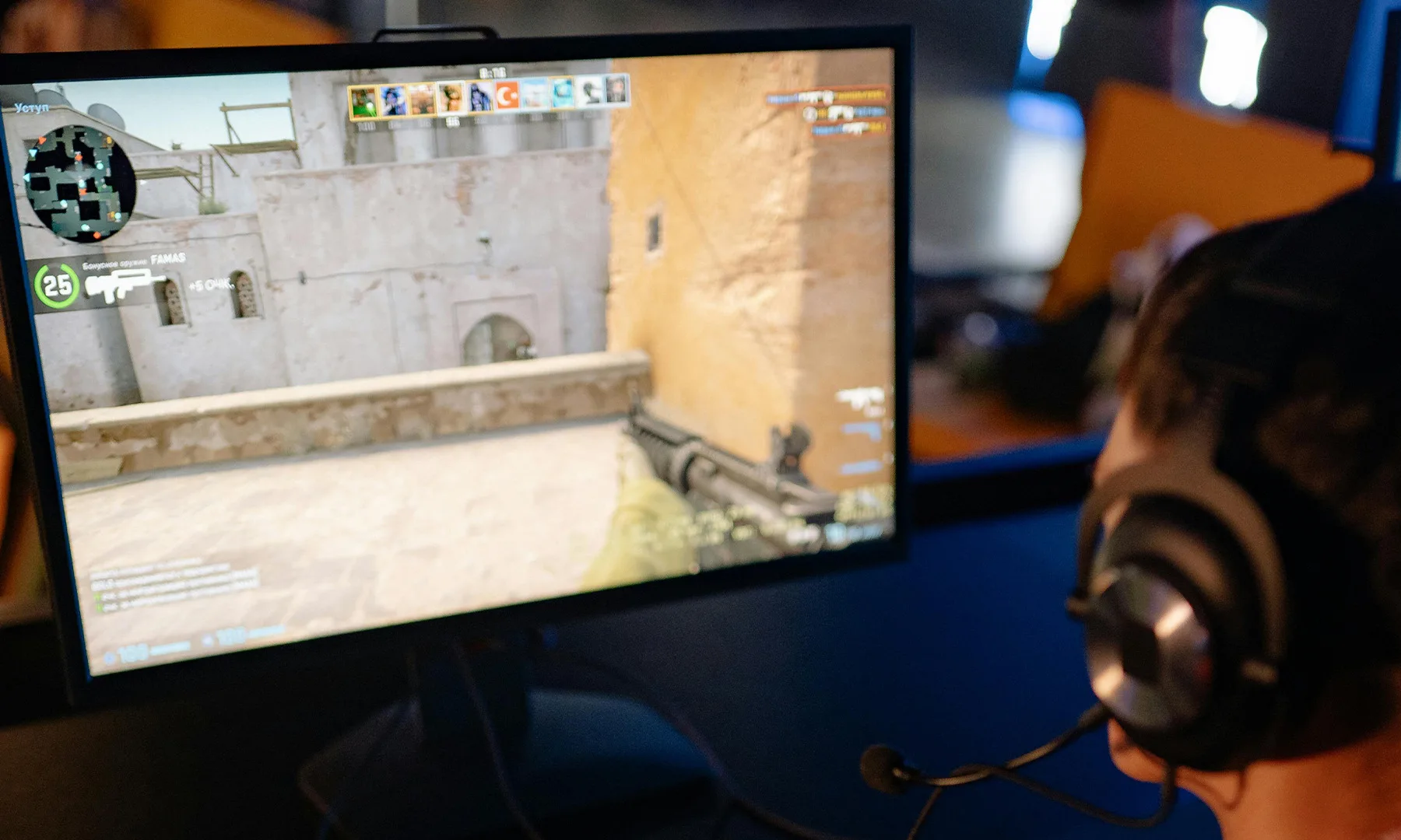 Homme jouant à Counter Strike sur un moniteur de jeu