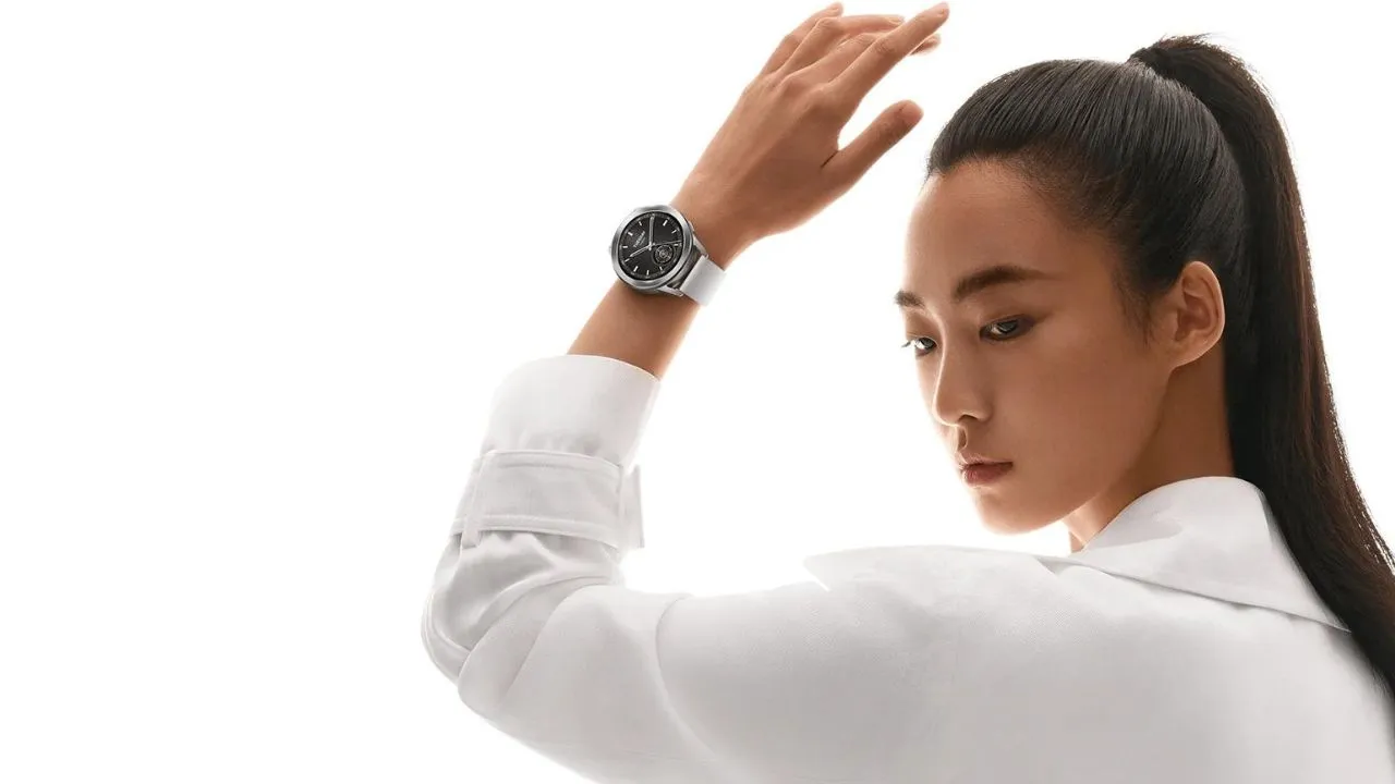 Chica con xiaomi Watch S3.