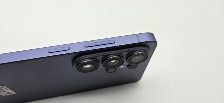 Samsung Galaxy S26 Ultra vs. Galaxy S25 Ultra : Comparatif, un bond en avant majeur ? 5 Les contours sont élégants – cette fois, le cadre est en aluminium. (Photo: Sven Wernicke)