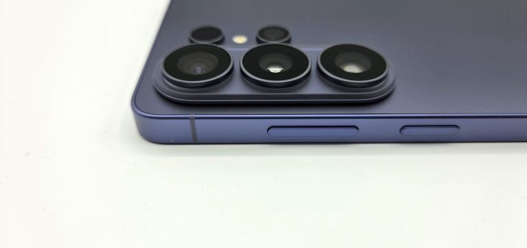 Samsung Galaxy S26 Ultra vs. Galaxy S25 Ultra : Comparatif, un bond en avant majeur ? 8 Le module caméra dépasse considérablement du boîtier. (Photo: Sven Wernicke)