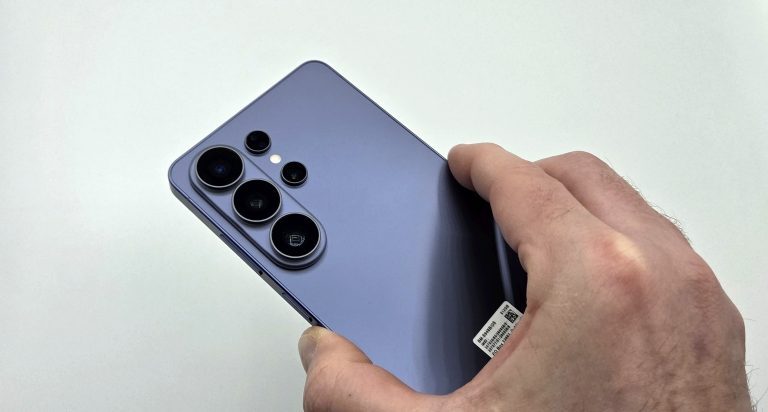 Samsung Galaxy S26 Ultra vs. Galaxy S25 Ultra : Comparatif, un bond en avant majeur ? 13 Élégant et coûteux. (Photo: Sven Wernicke)