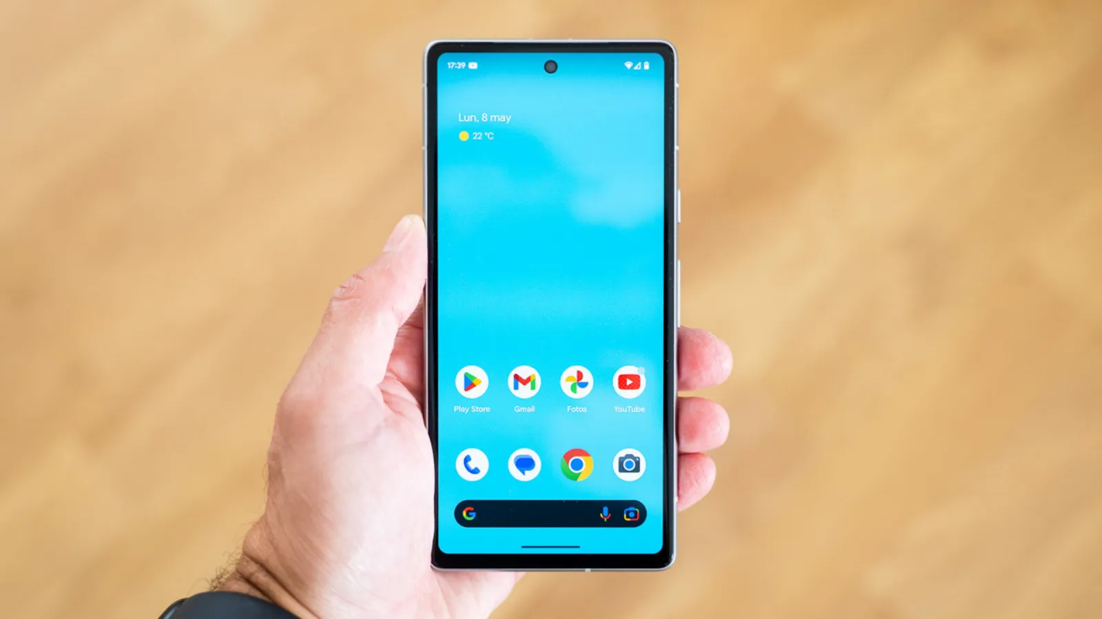 En vérifiant ces réglages, vous pouvez faire de votre mobile une véritable fusée 3 google pixel 7a en main avec widget météo