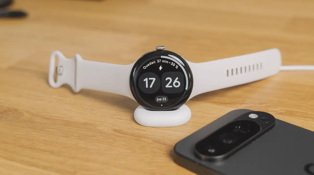 Un défaut sur les Pixel Watch bloque certaines fonctionnalités de la montre 2 Montre Google Pixel Watch 4 branchée sur son chargeur