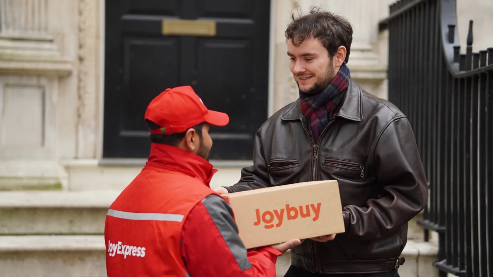 Joybuy, la nouvelle boutique en ligne qui arrive en Europe pour vendre technologie, vêtements et articles ménagers 3 Repartidor con paquete JoyBuy
