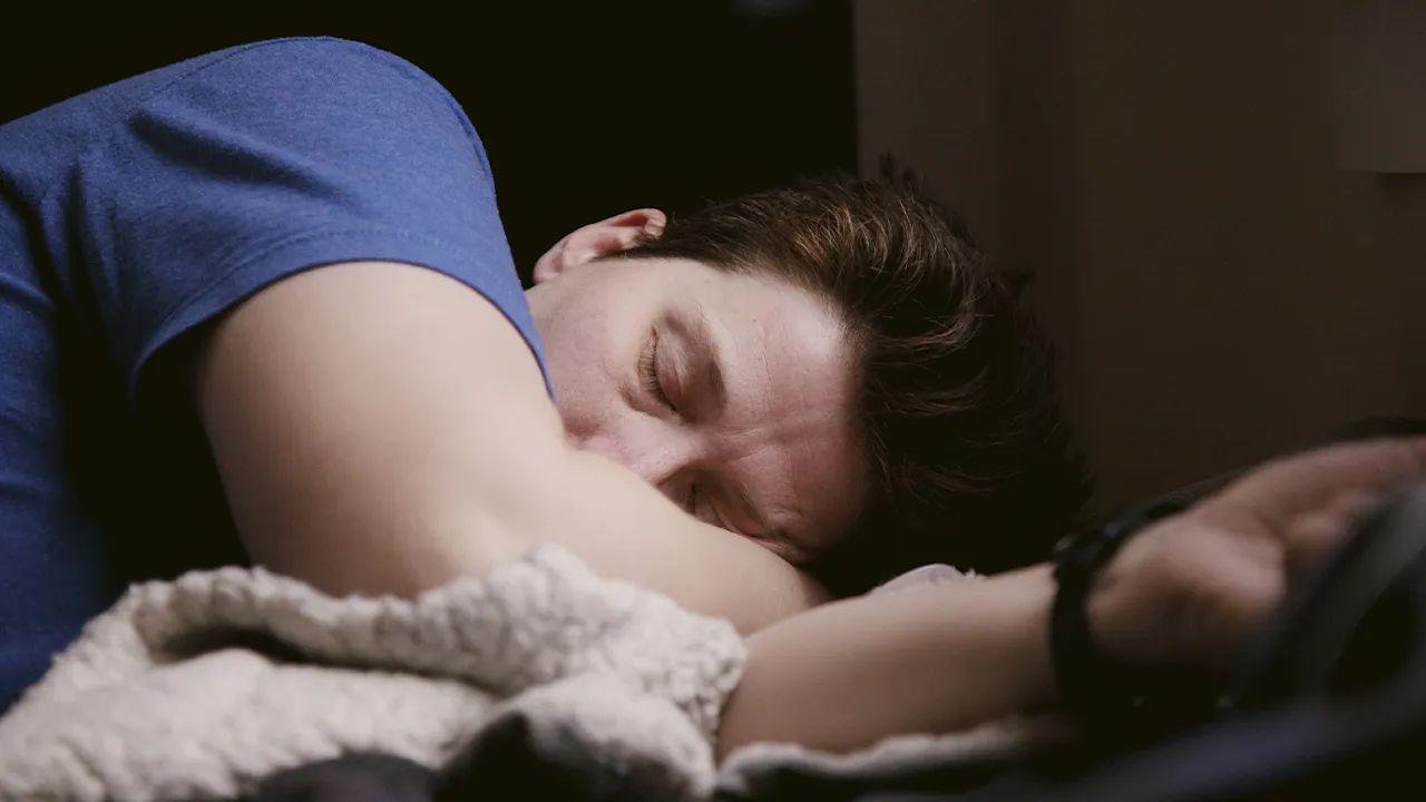 une personne durmiendo en sa cama