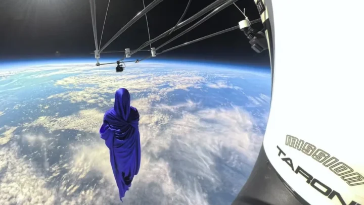 1774130848 183 Une sculpture fantasmagorique flotte au dessus de la Terre et a.webp