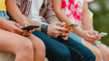 Apple et Google en difficulté : cette étude révèle que leurs magasins redirigent des enfants vers des applications de nudité 29 La méthode infaillible pour garantir la sécurité de vos enfants sur WhatsApp