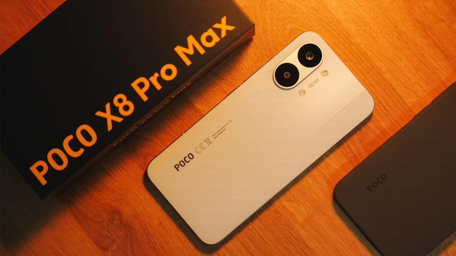 POCO F7 Pro contre POCO X8 Pro Max : une expérience premium complète ou une puissance et une autonomie à profusion, telle est la question 3 POCO X8 Pro Max avec sa boîte et son étui