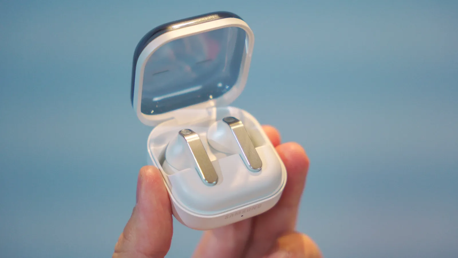 Je pensais que cette fonction de la batterie était inutile, mais elle m'a sauvé la vie 2 Étui de charge des Samsung Galaxy Buds4